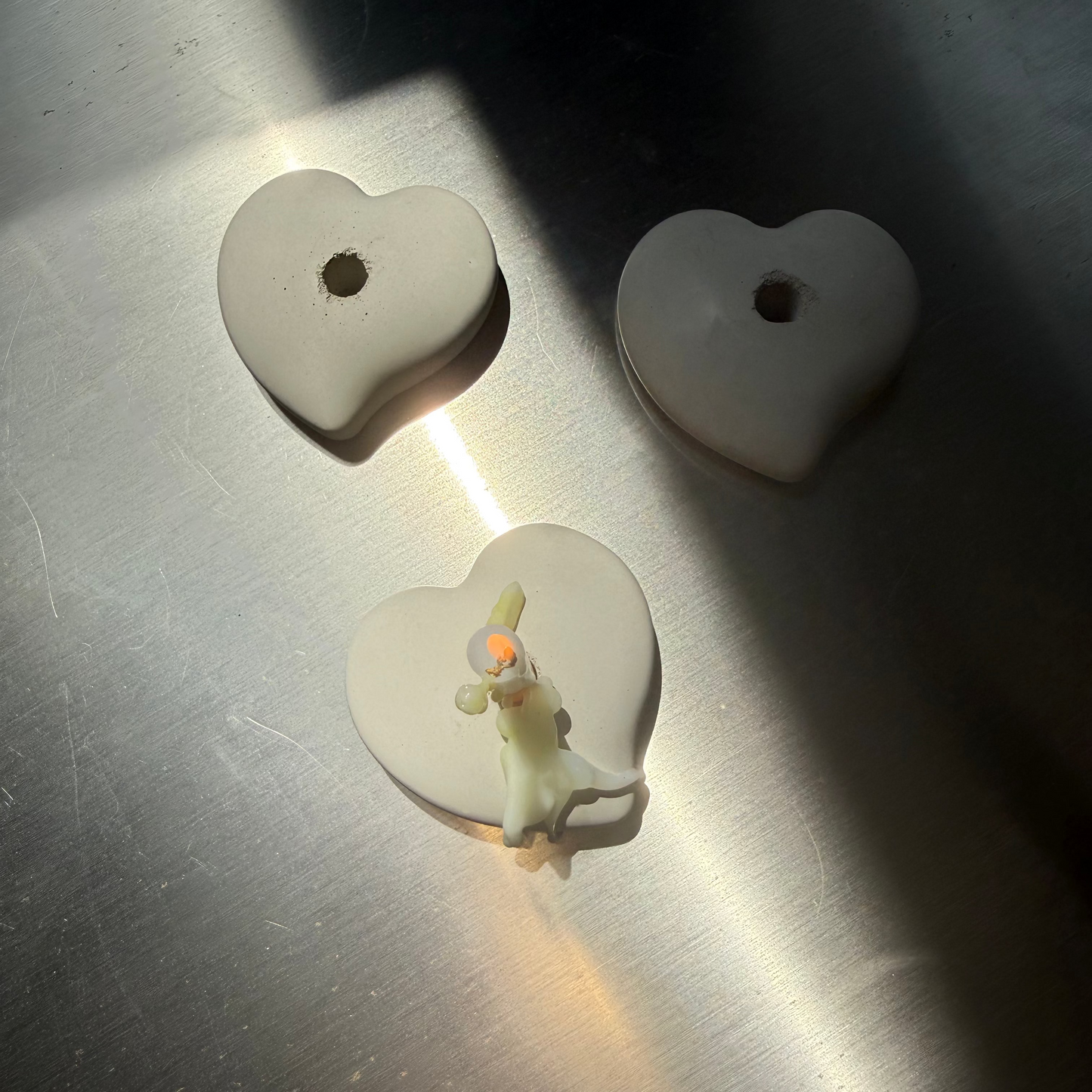 11:11 Vanilla Scented Candle + CAOS MOTE Cement Heart Holder