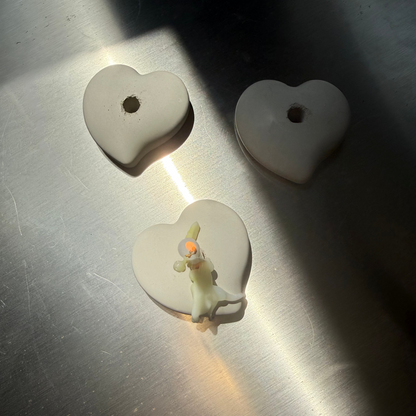 11:11 Vanilla Scented Candle + CAOS MOTE Cement Heart Holder
