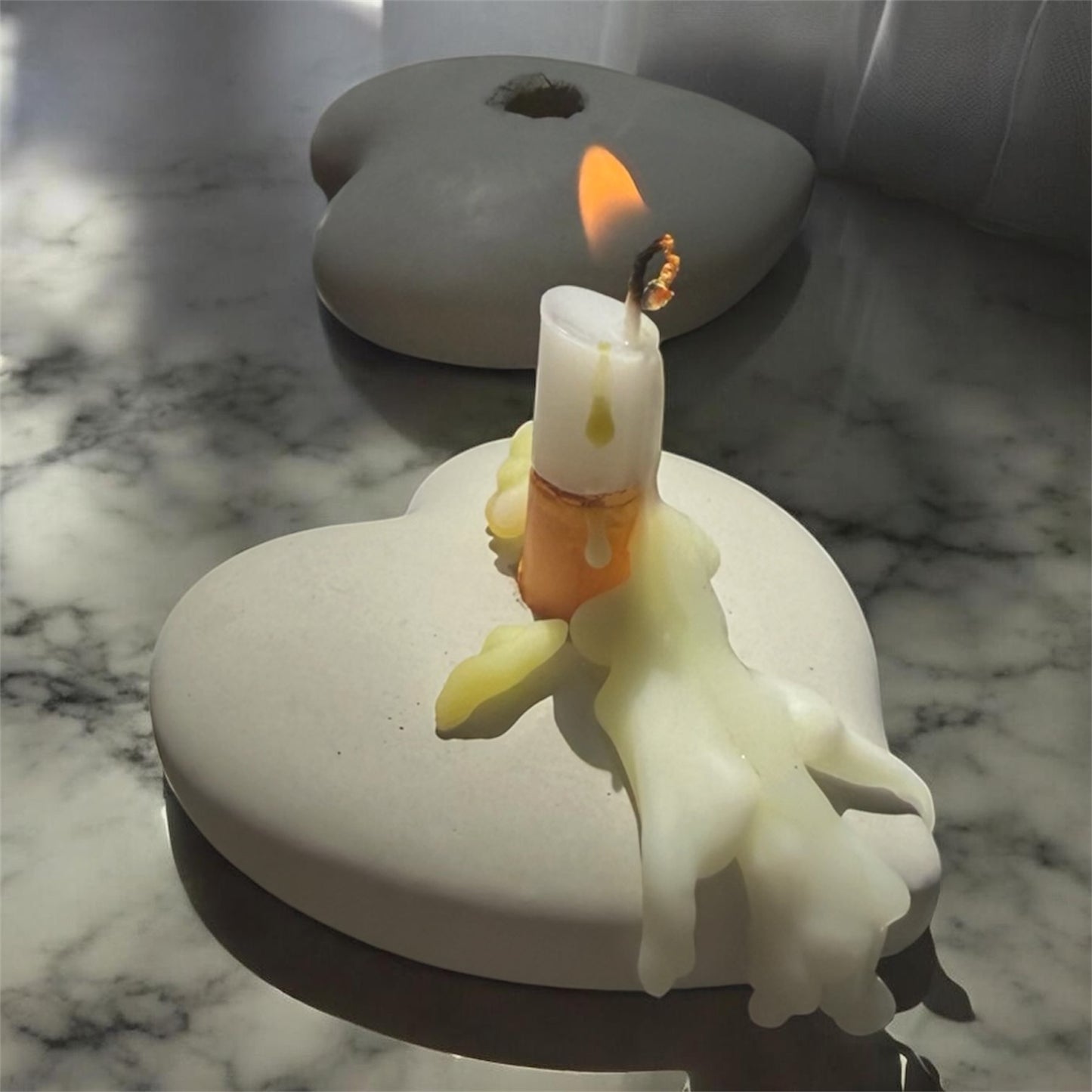 11:11 Vanilla Scented Candle + CAOS MOTE Cement Heart Holder